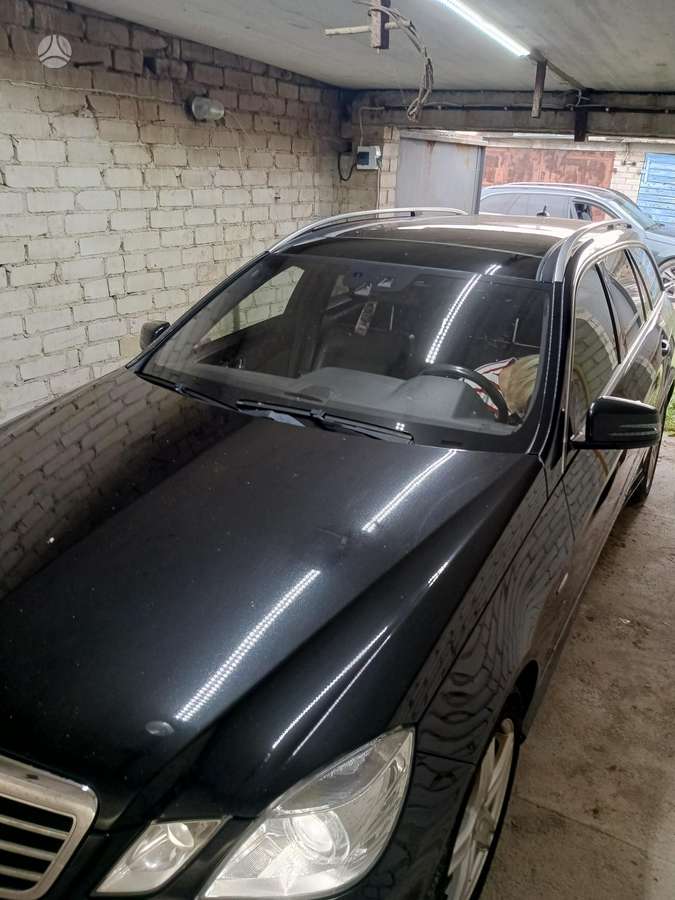 Mercedes-Benz E350 2011 — вигляд ззаду