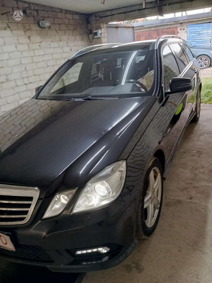 Mercedes-Benz E350 2011 — салон