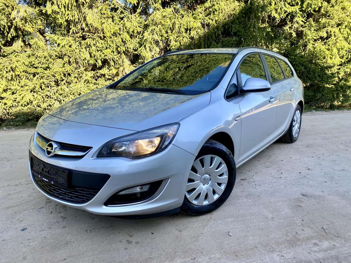 Opel Astra 2013 — вигляд ззаду