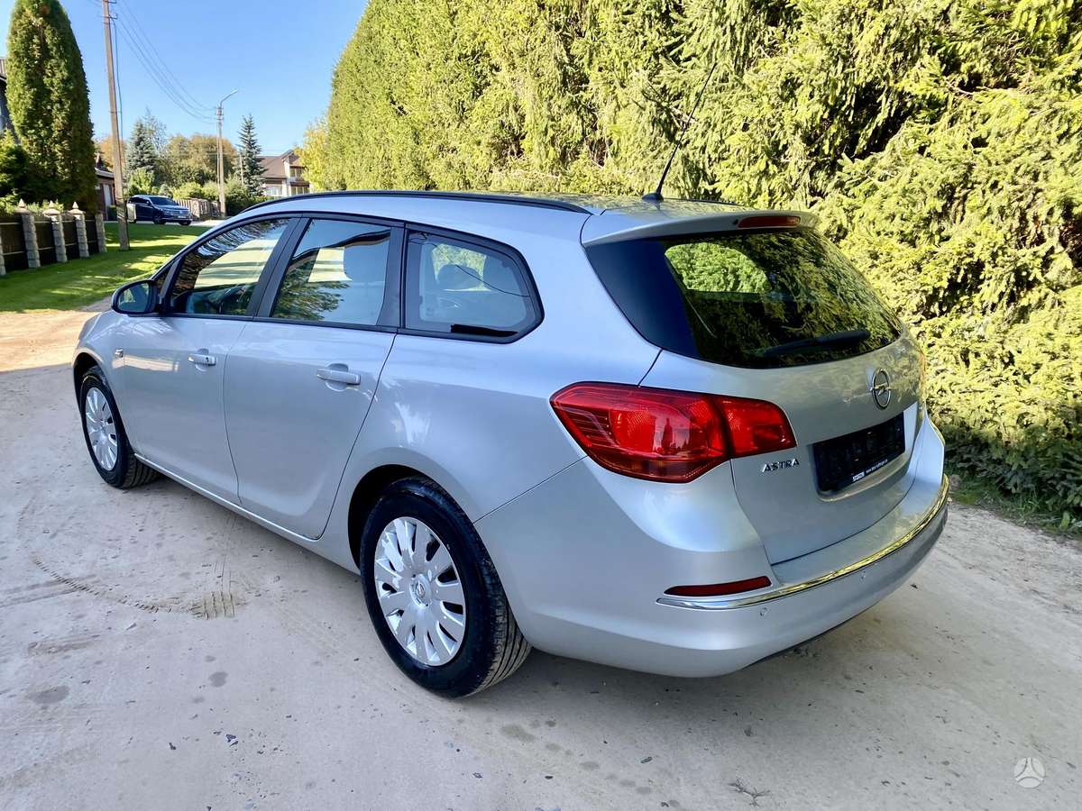 Opel Astra 2013 — салон