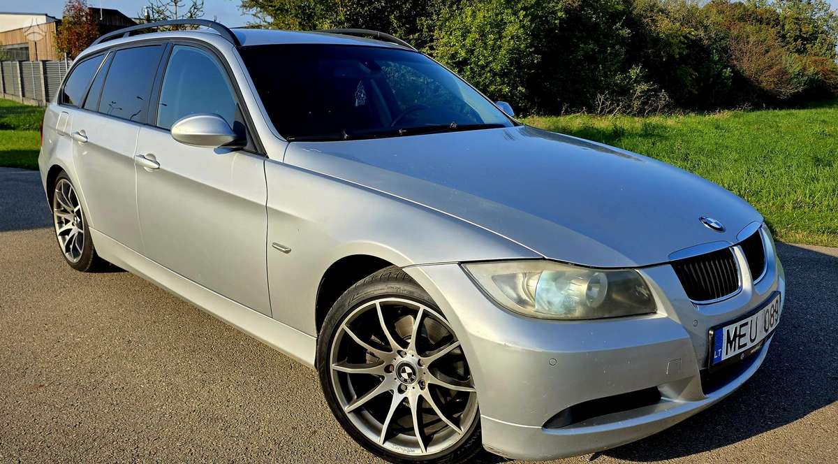 BMW 318 2008 — салон