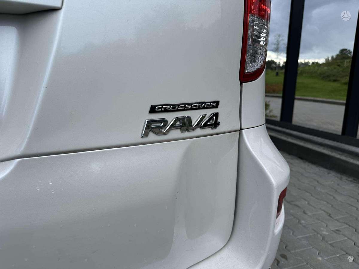 Toyota RAV4 2011 — photo 16