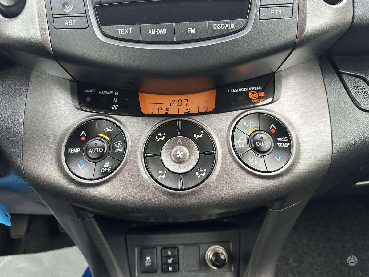 Toyota RAV4 2011 — photo 26