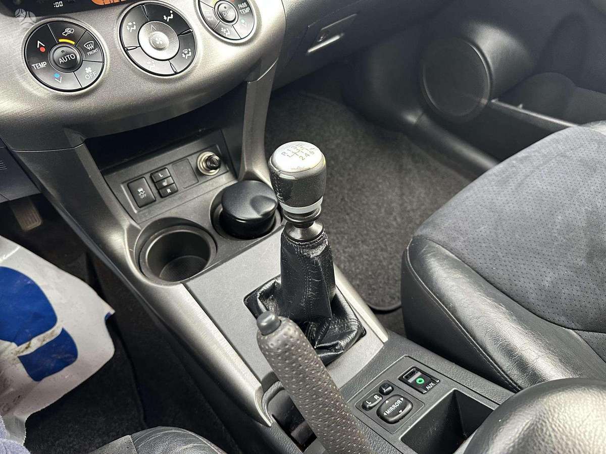 Toyota RAV4 2011 — photo 28