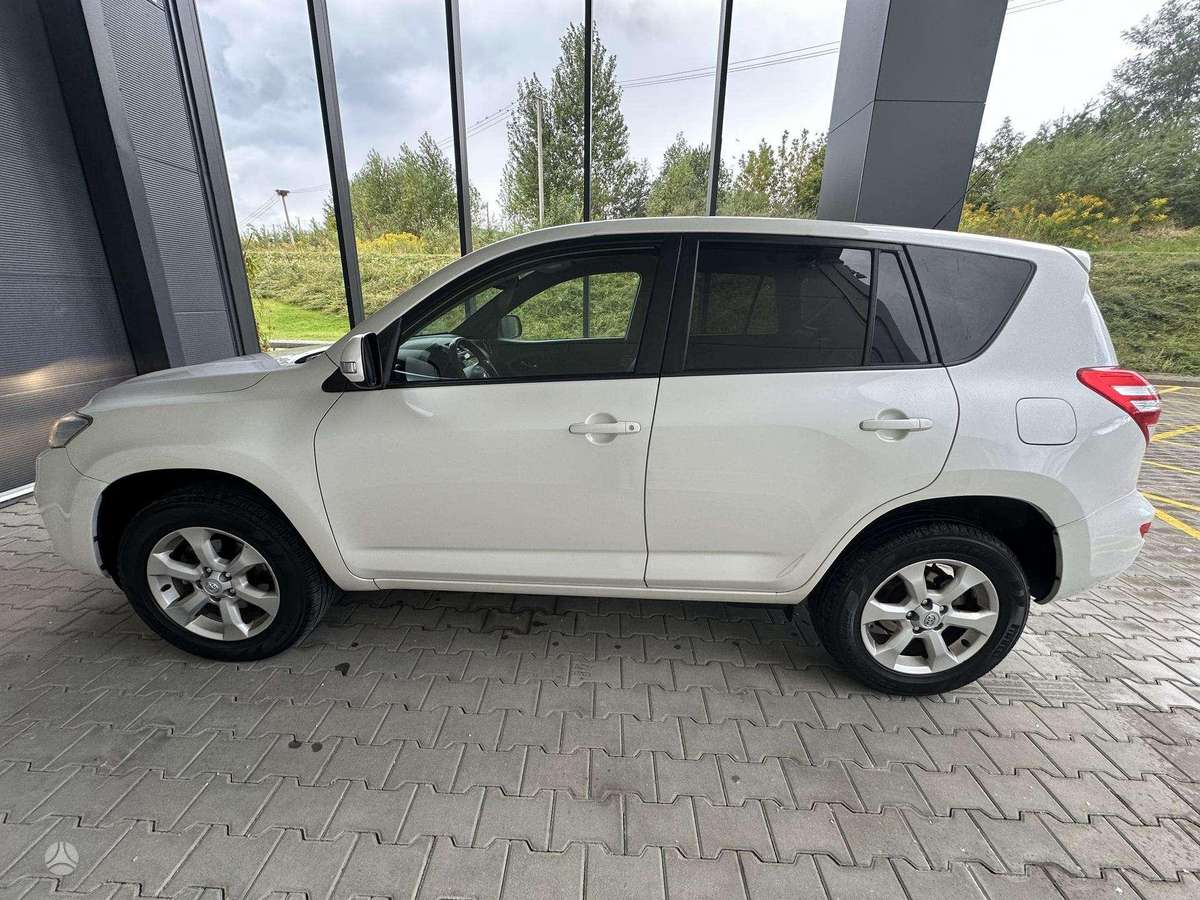Toyota RAV4 2011 — interior