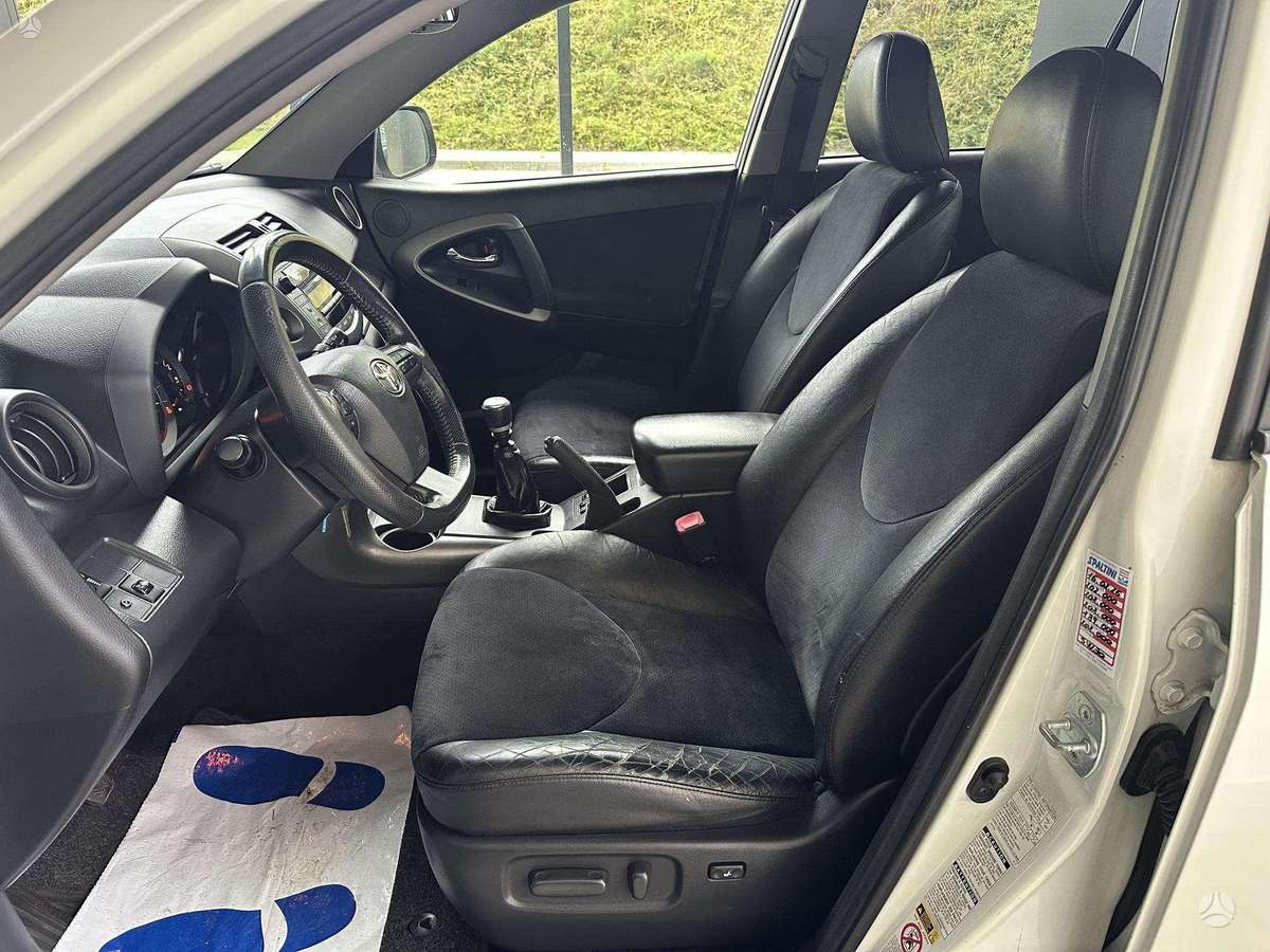 Toyota RAV4 2011 — photo 31