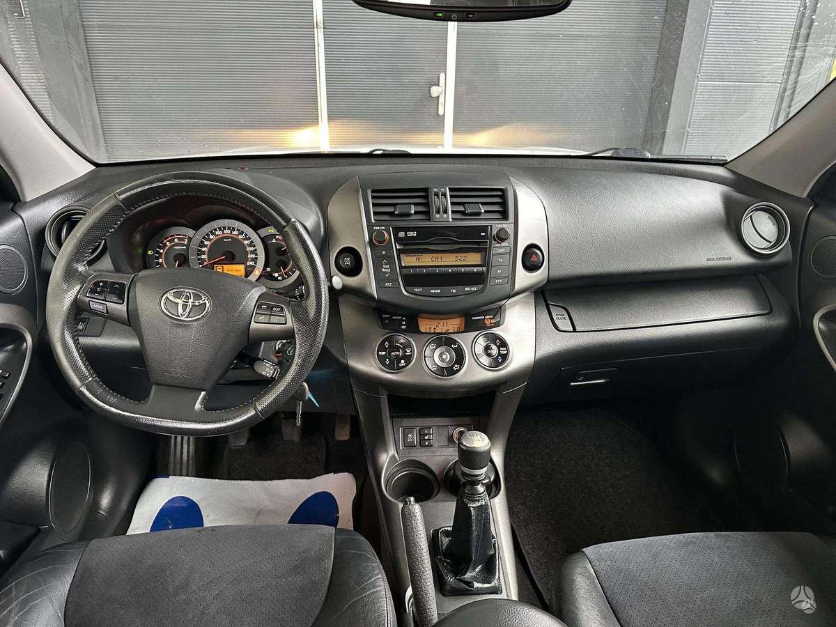 Toyota RAV4 2011 — photo 35