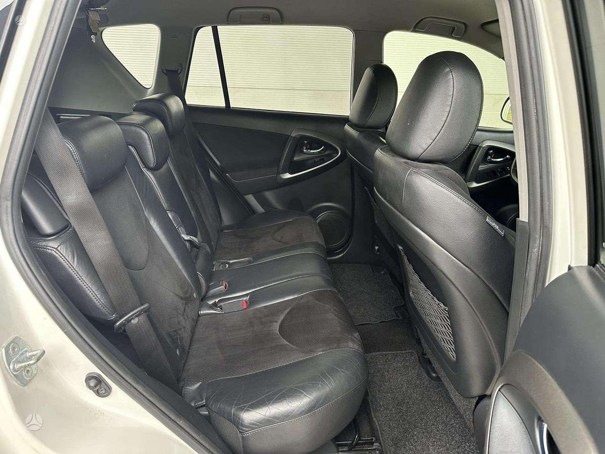 Toyota RAV4 2011 — photo 39