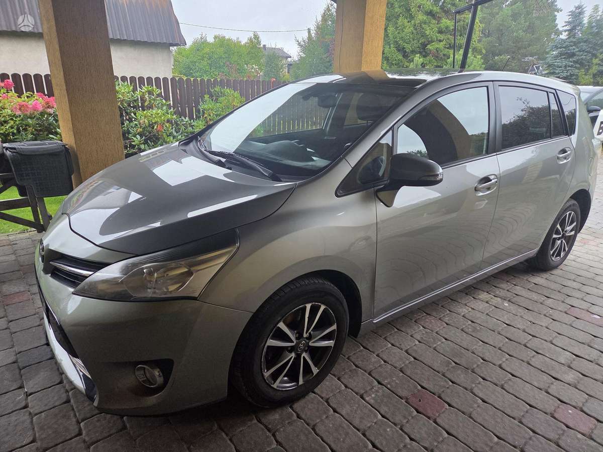 Toyota Verso 2013 — вигляд ззаду