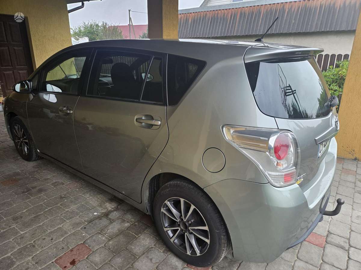 Toyota Verso 2013 — салон