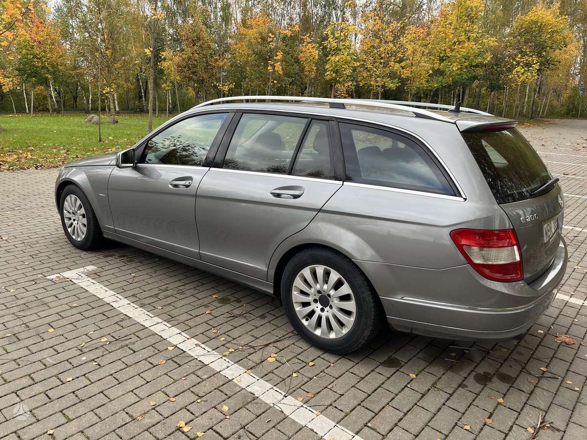 Mercedes-Benz C200 2010 — вигляд ззаду