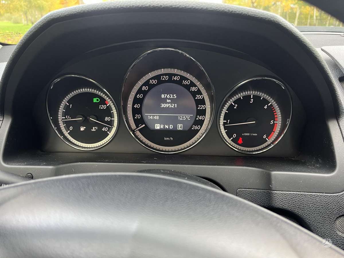 Mercedes-Benz C200 2010 — двигун 2143 cm³, 136 HP (100kW)