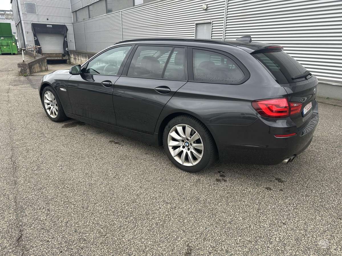 BMW 530 2011 — rear view