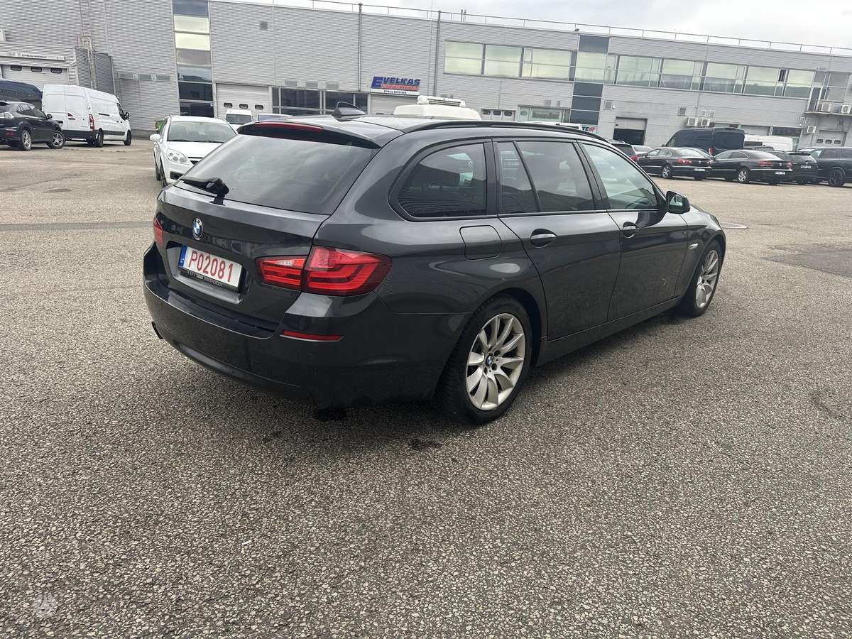 BMW 530 2011 — interior