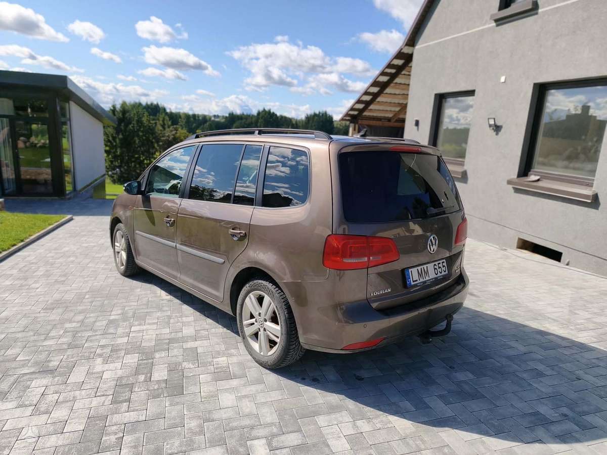 Volkswagen Touran 2013 — interior