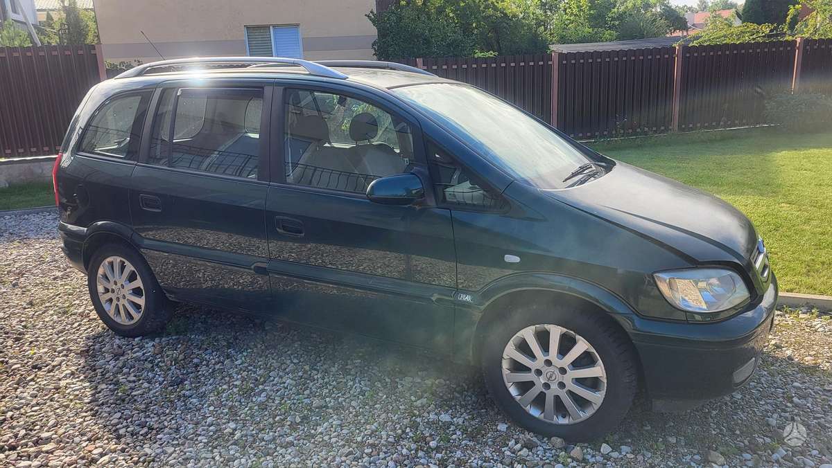 Opel Zafira 2004 — rear view