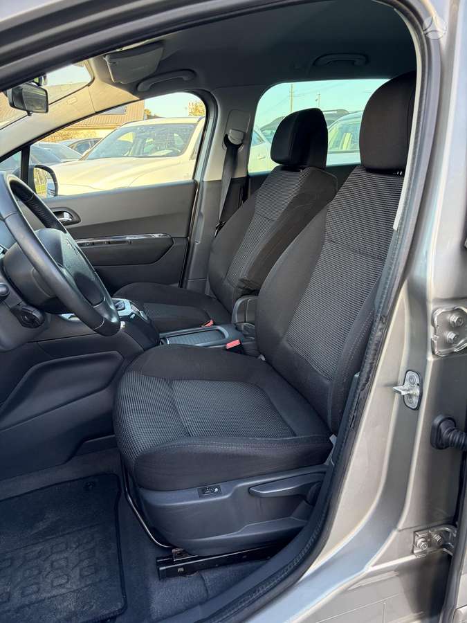 Peugeot 5008 2011 — photo 10