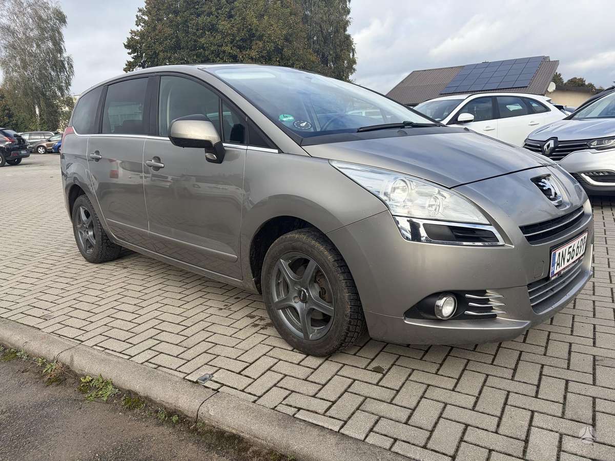 Peugeot 5008 2011 — rear view