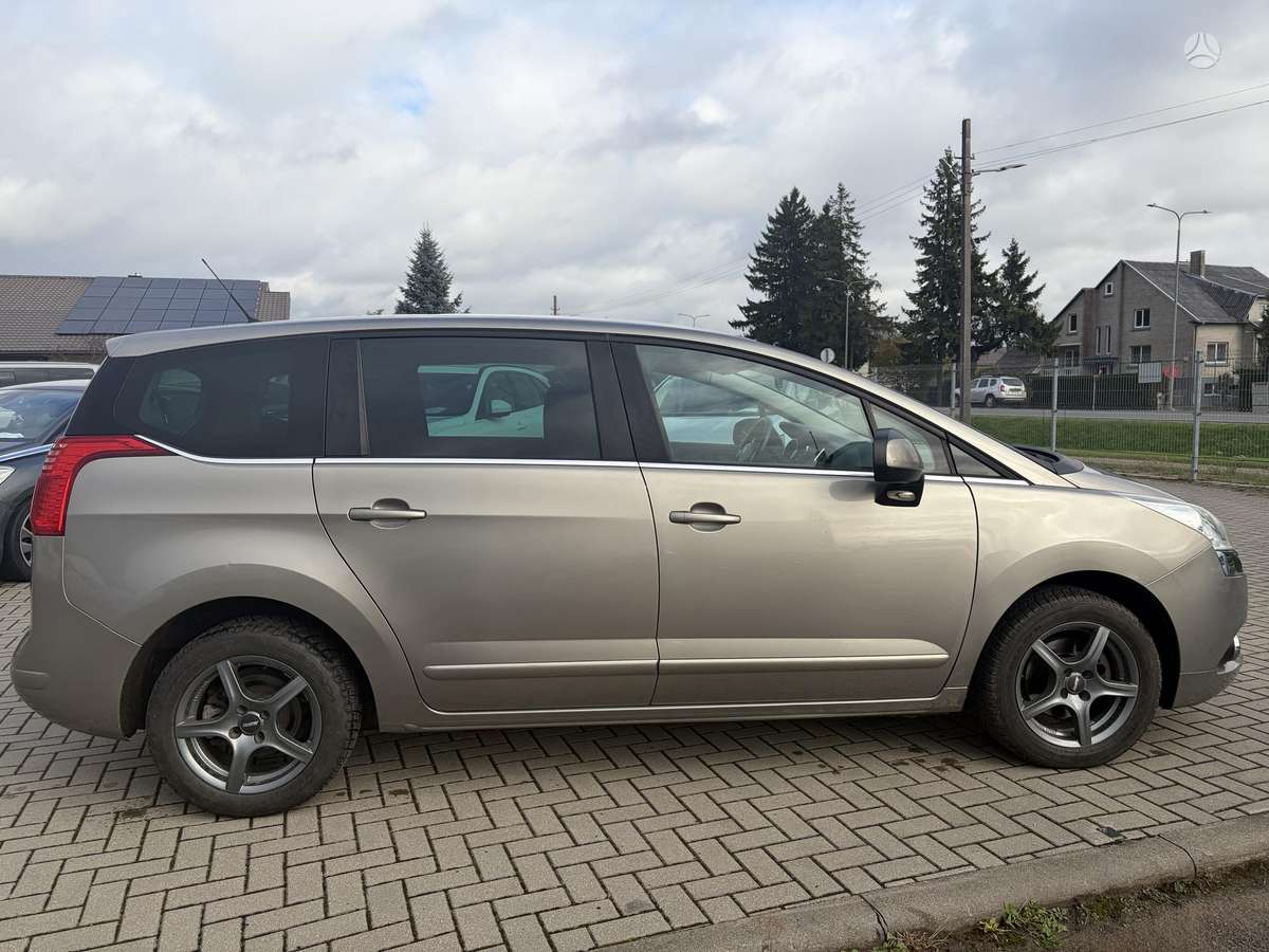 Peugeot 5008 2011 — interior