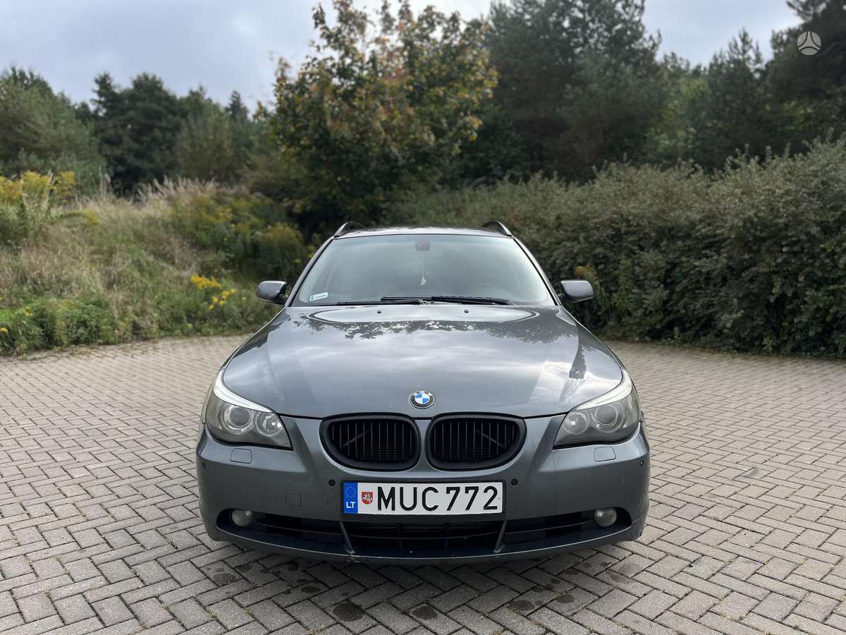 BMW 530 2005 — rear view