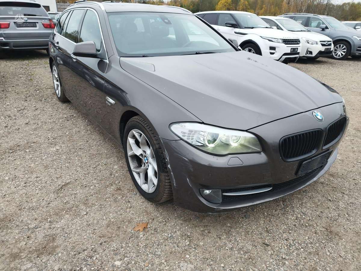 BMW 530 2011 — вигляд ззаду