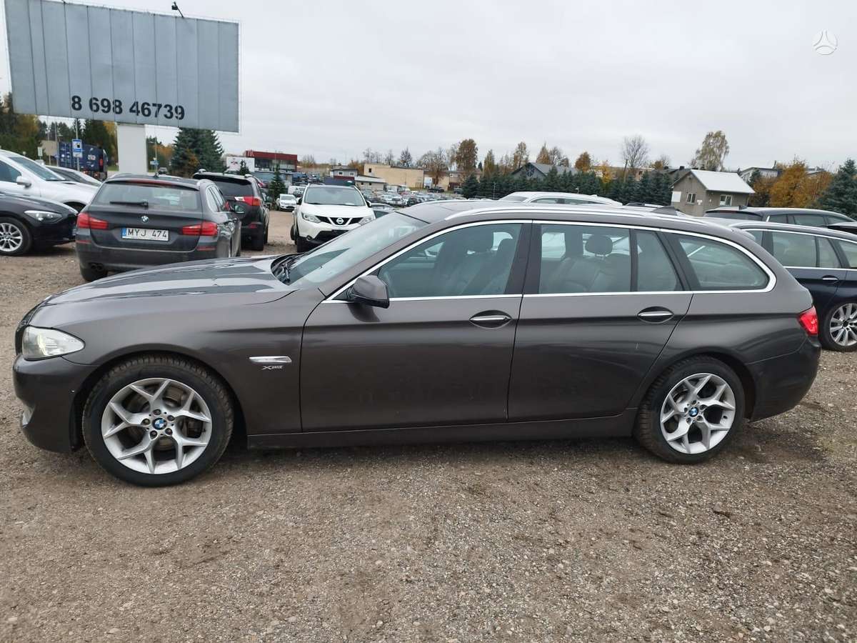 BMW 530 2011 — салон