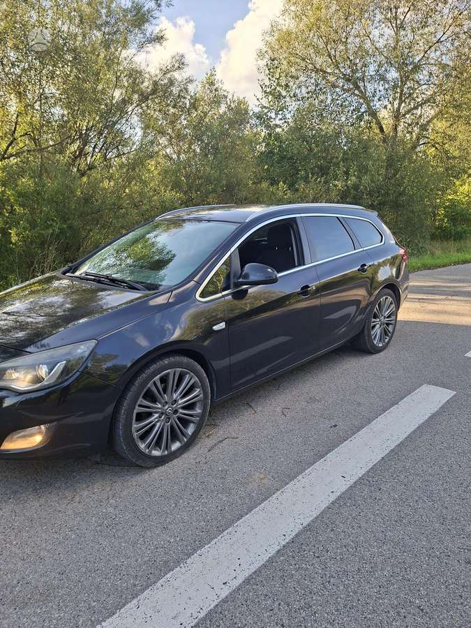 Opel Astra 2012 — rear view