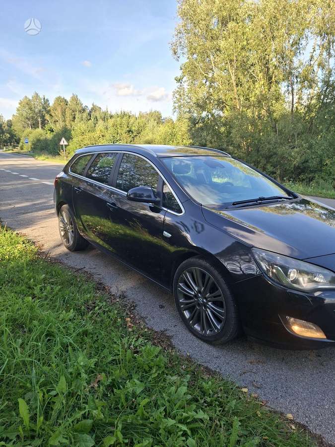 Opel Astra 2012 — interior