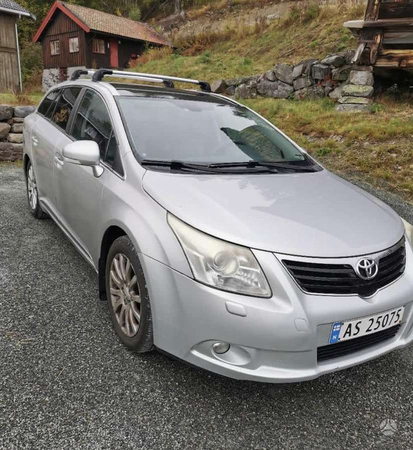 Toyota Avensis 2010 — rear view