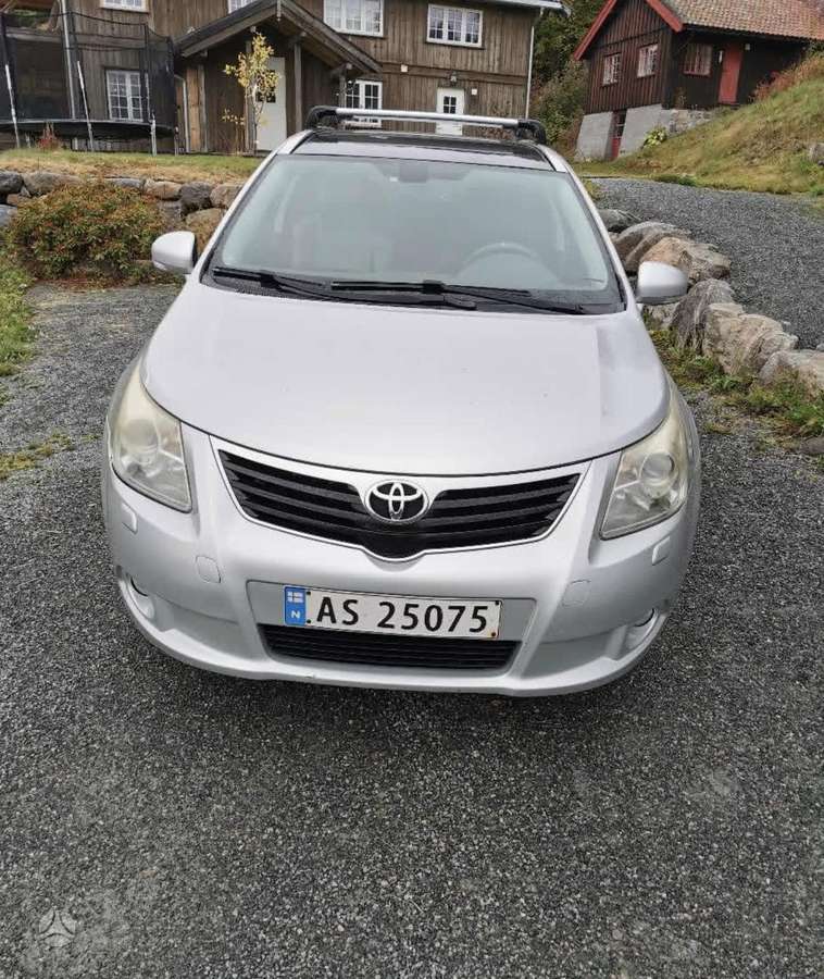 Toyota Avensis 2010 — interior