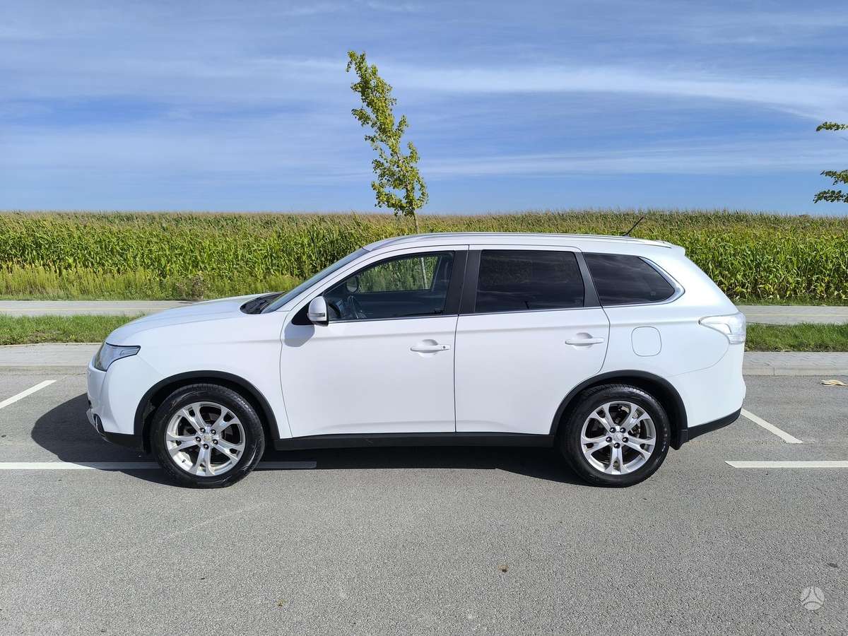 Mitsubishi Outlander 2014 — rear view