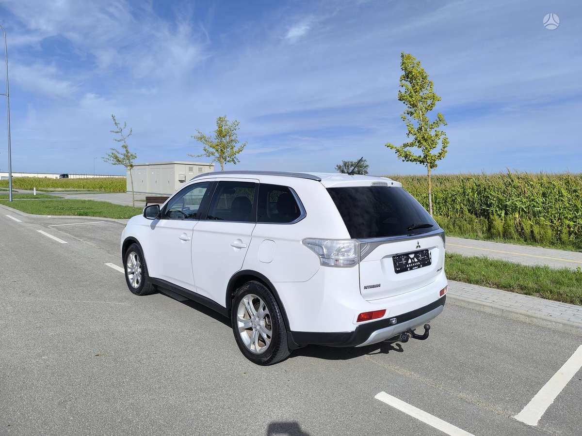 Mitsubishi Outlander 2014 — interior