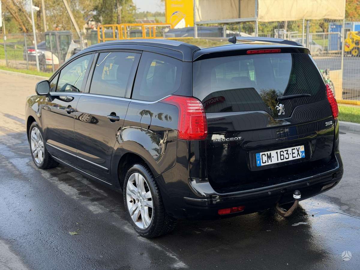 Peugeot 5008 2011 — салон