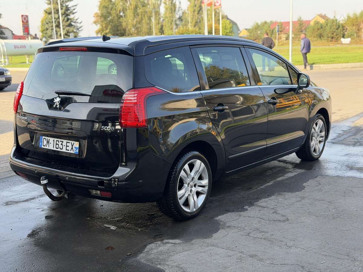 Peugeot 5008 2011 — двигун 1600 cm³, 111 HP (82kW)