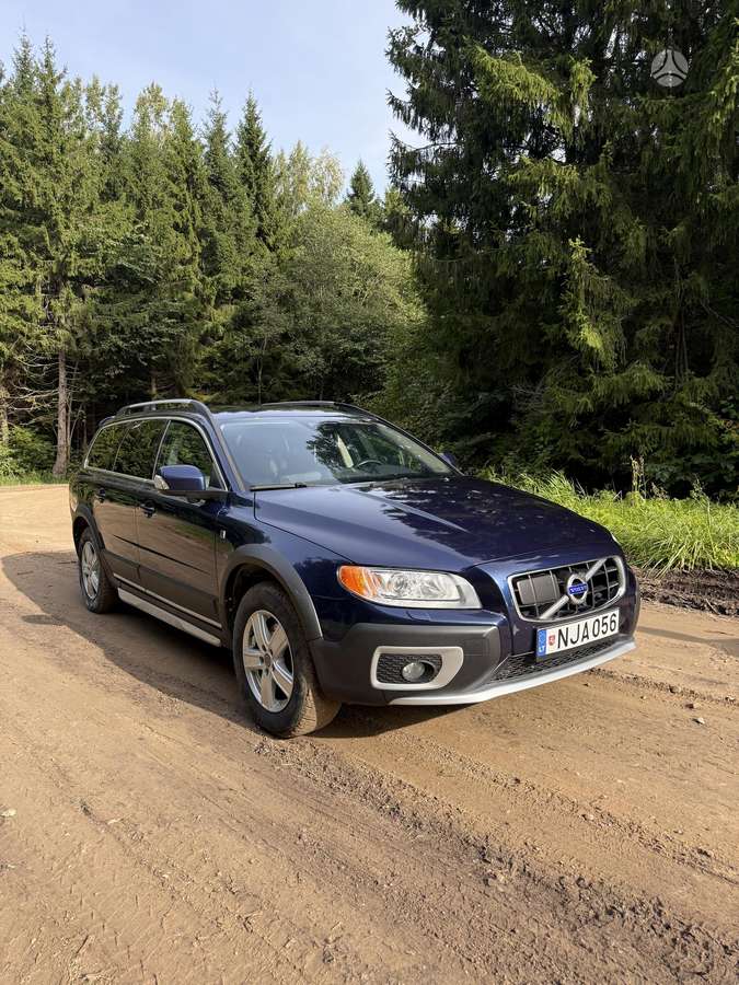 Volvo XC70 2012 — rear view