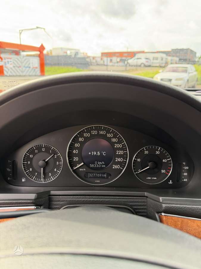 Mercedes-Benz E270 2004 — photo 11