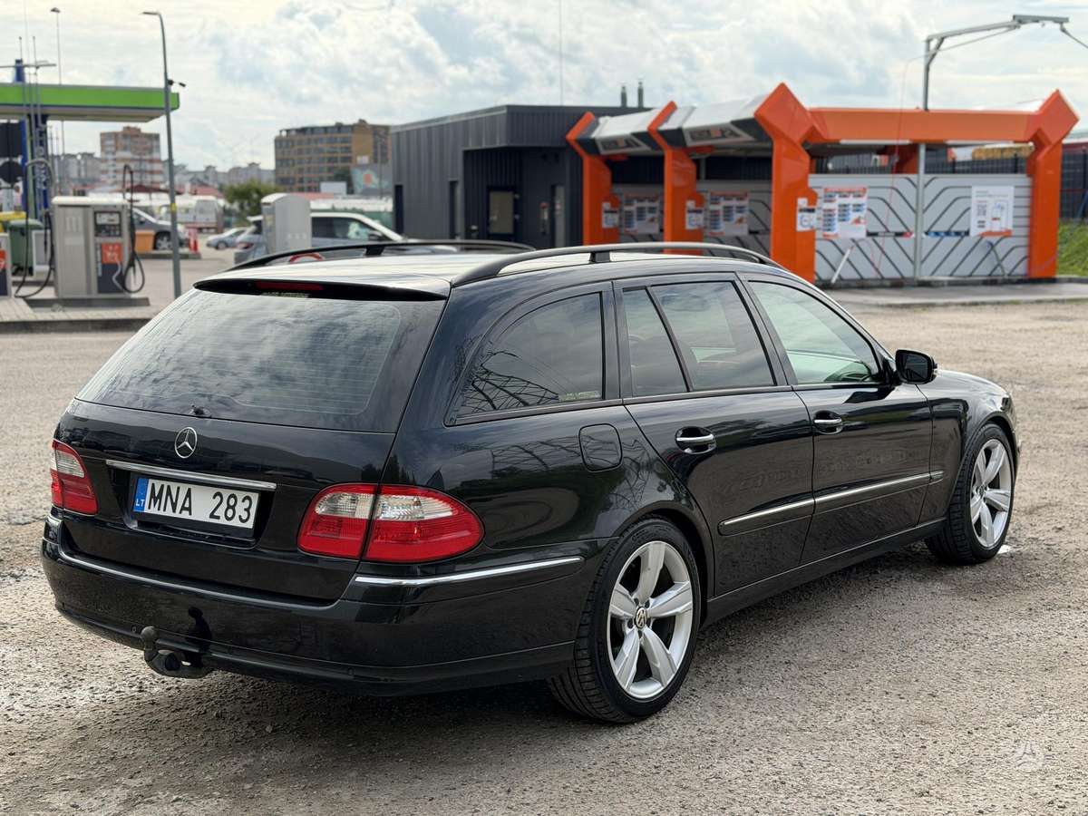 Mercedes-Benz E270 2004 — rear view