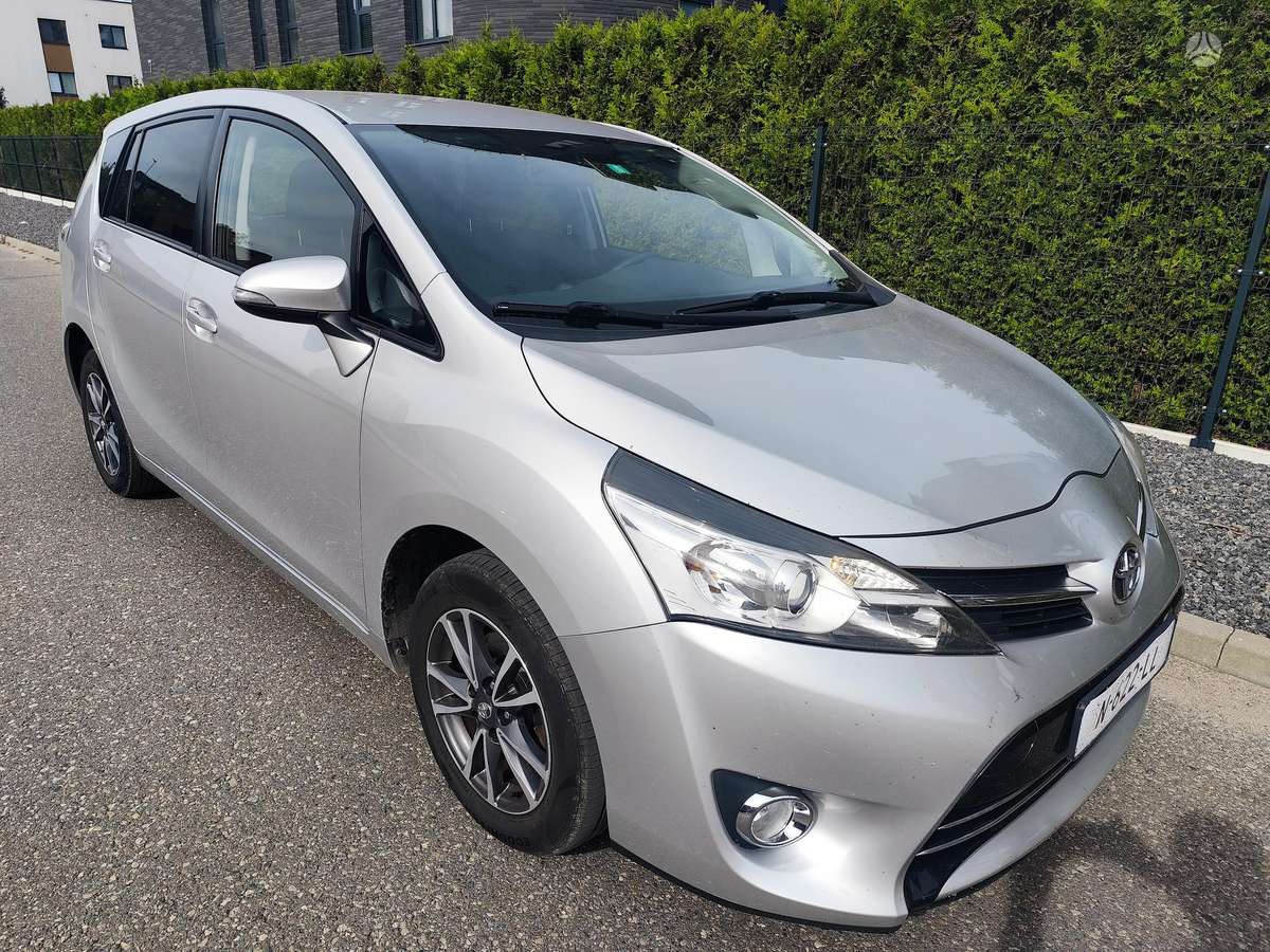 Toyota Verso 2013 — салон