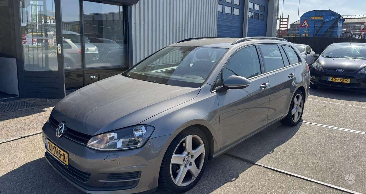 Volkswagen Golf 2015 — салон