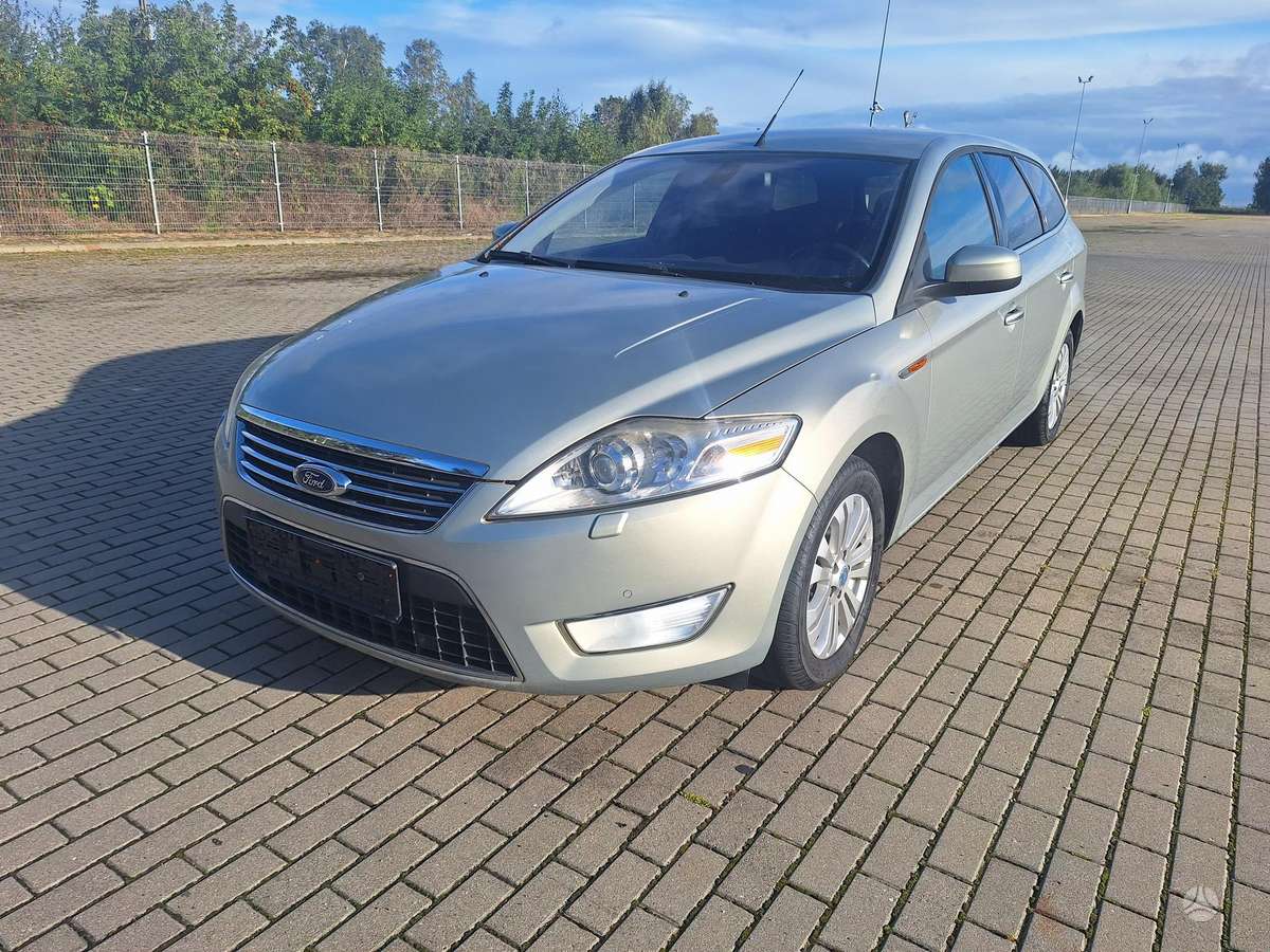 Ford Mondeo 2010 — rear view