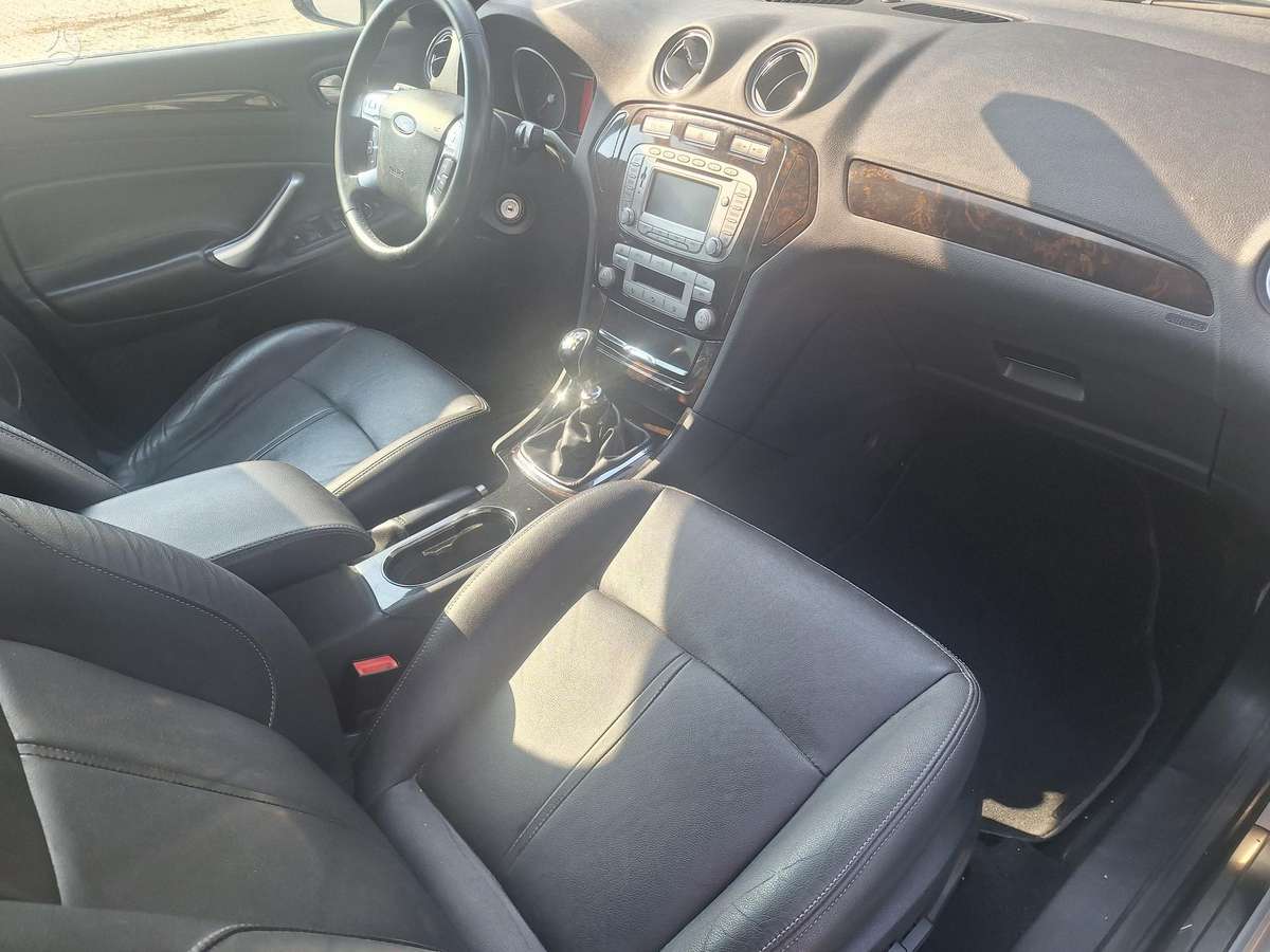 Ford Mondeo 2010 — photo 21