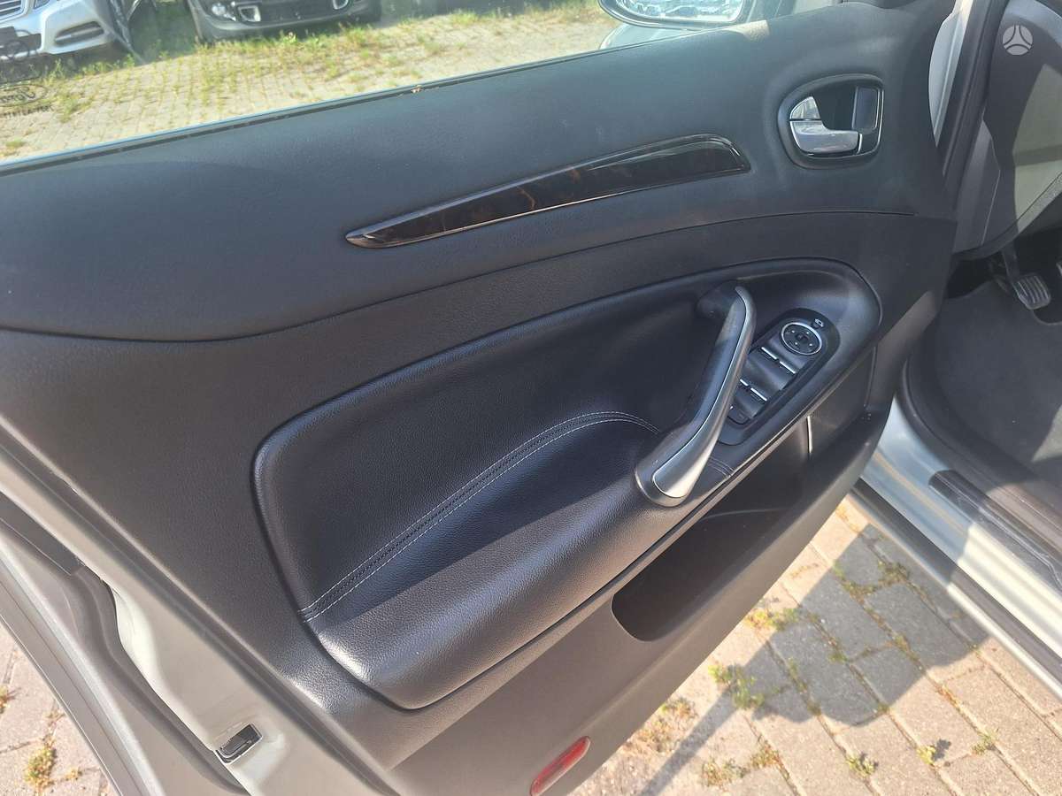Ford Mondeo 2010 — photo 22