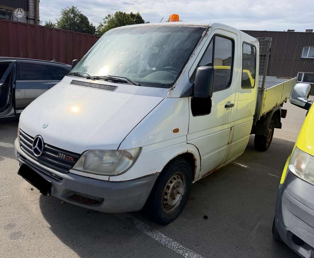 Mercedes-Benz Sprinter 2005 — rear view