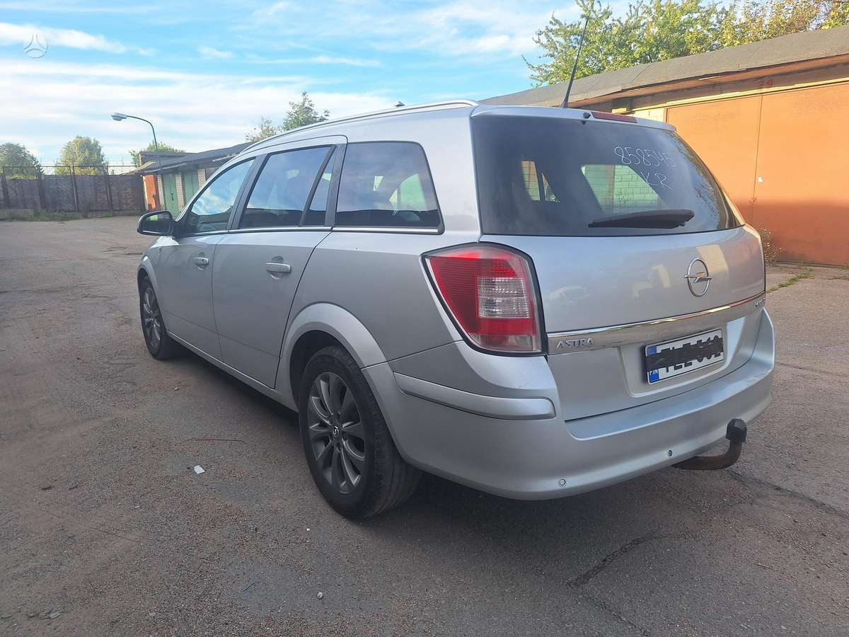 Opel Astra 2011 — rear view