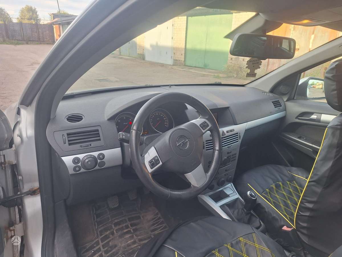 Opel Astra 2011 — photo 5