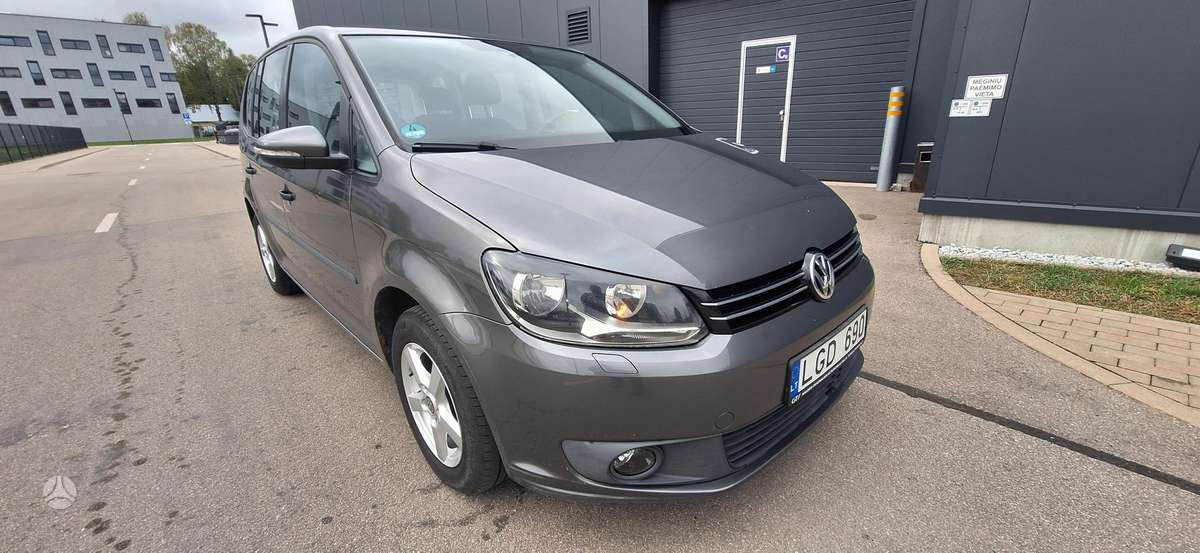 Volkswagen Touran 2012 — вигляд ззаду