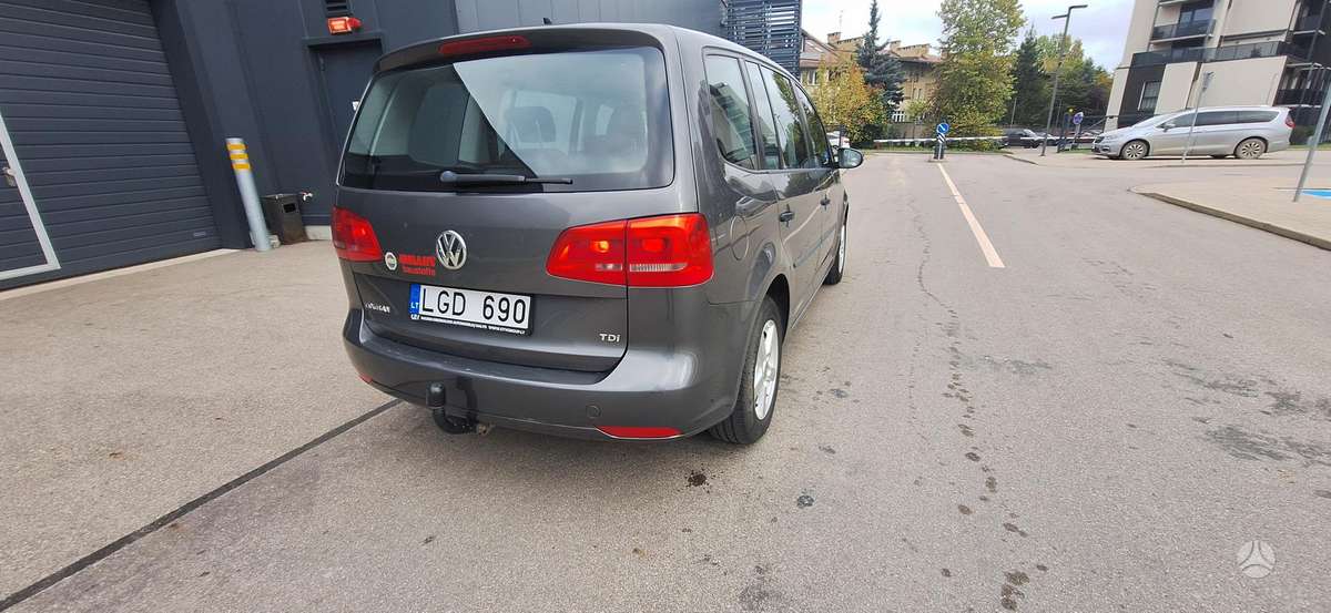 Volkswagen Touran 2012 — салон
