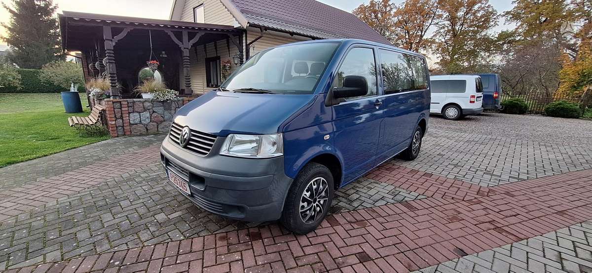 Volkswagen Transporter 2009 — rear view