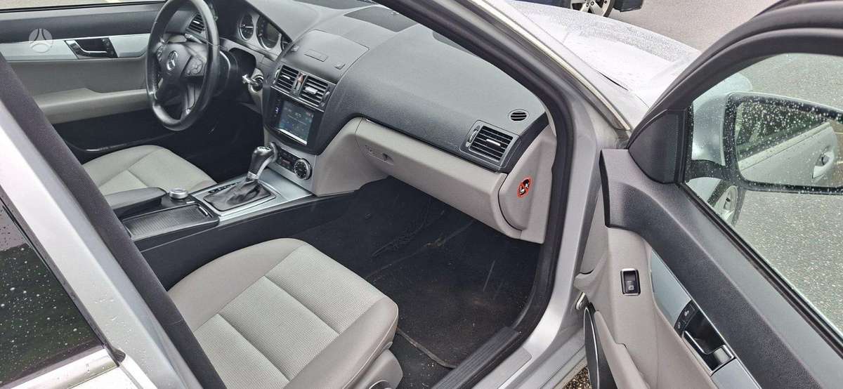 Mercedes-Benz C200 2009 — photo 11