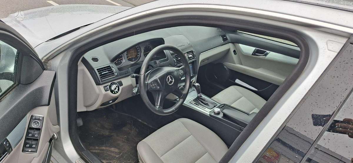 Mercedes-Benz C200 2009 — photo 8